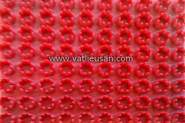 Thảm nhựa gai hoa cúc màu đỏ