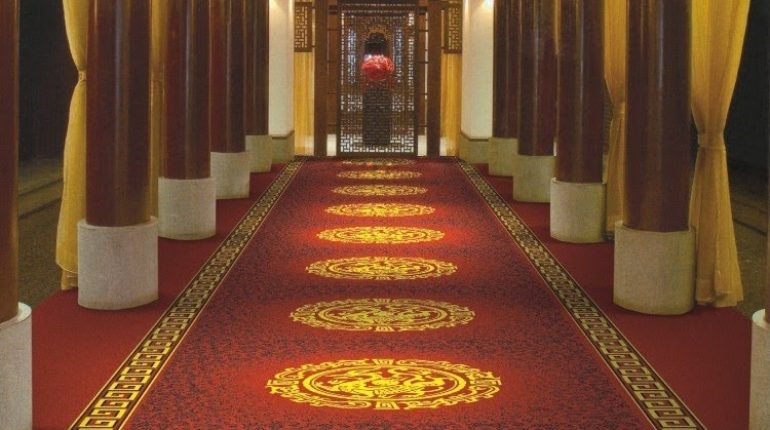 Thảm đỏ là một trong sản phẩm rất được các khách sạn sử dụng vì màu sắc sang trọng của chúng